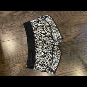 Lululemon speed up shorts - SIZE 6